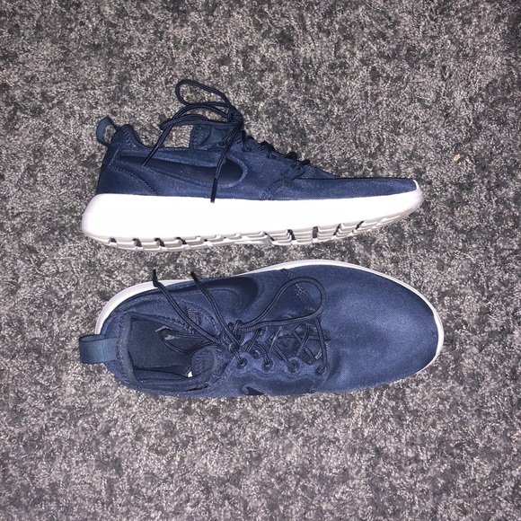 Nike Shoes - Navy Blue Nike Gym Shoes